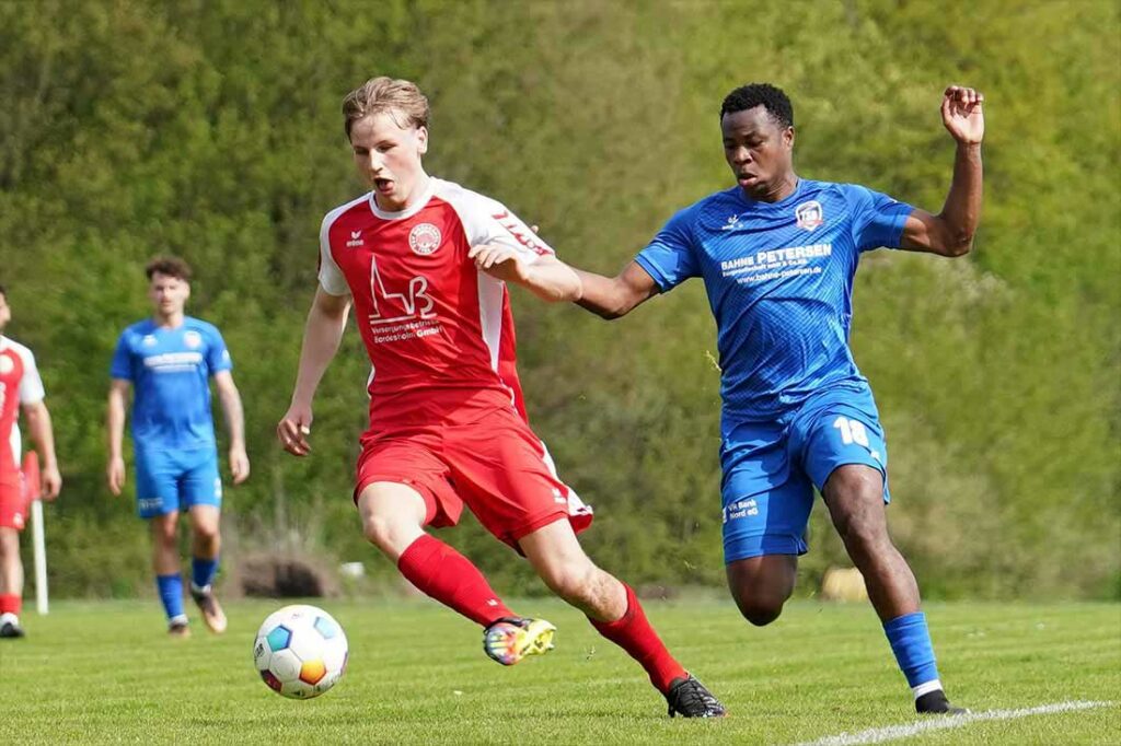 Jerreh Darboe (re.,TSB Flensburg) vs. Jonas Evers (TSV Bordesholm. © 2024 Jaqueline Röder Jerreh Darboe (re.,TSB Flensburg) vs. Jonas Evers (TSV Bordesholm. © 2024 Jaqueline Röder