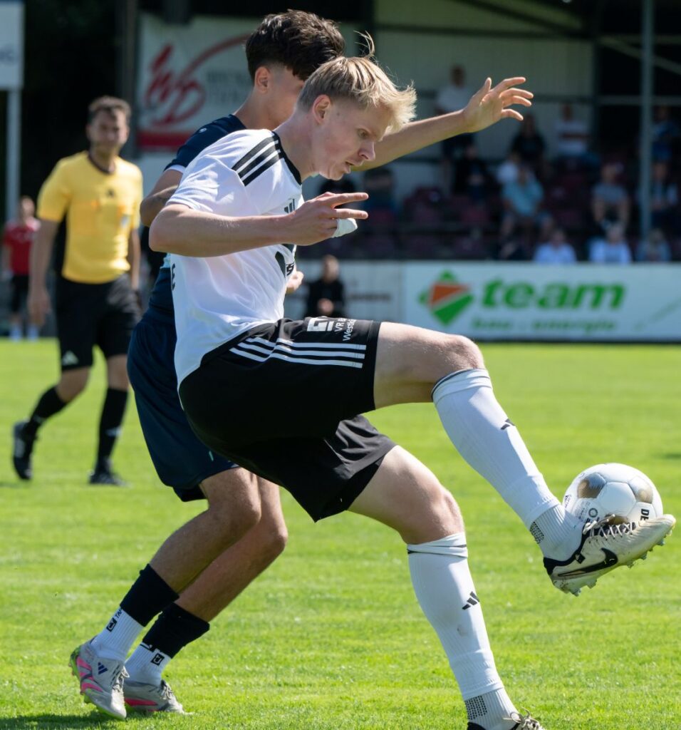 Hendrik Fleige vom Heider SV behauptet den Ball. © 2026 Volker Schlichting Hendrik Fleige vom Heider SV behauptet den Ball. © 2026 Volker Schlichting