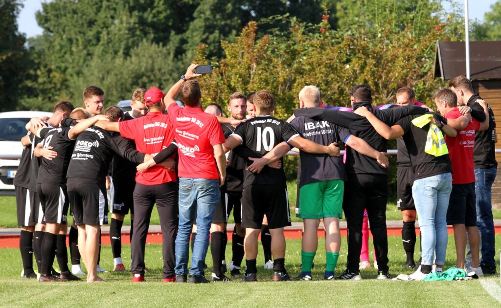 Gleich knallt es. Florian Stahl im Fokus hat die Rakete in der Hand. Gleich knallt es. Florian Stahl im Fokus hat die Rakete in der Hand.