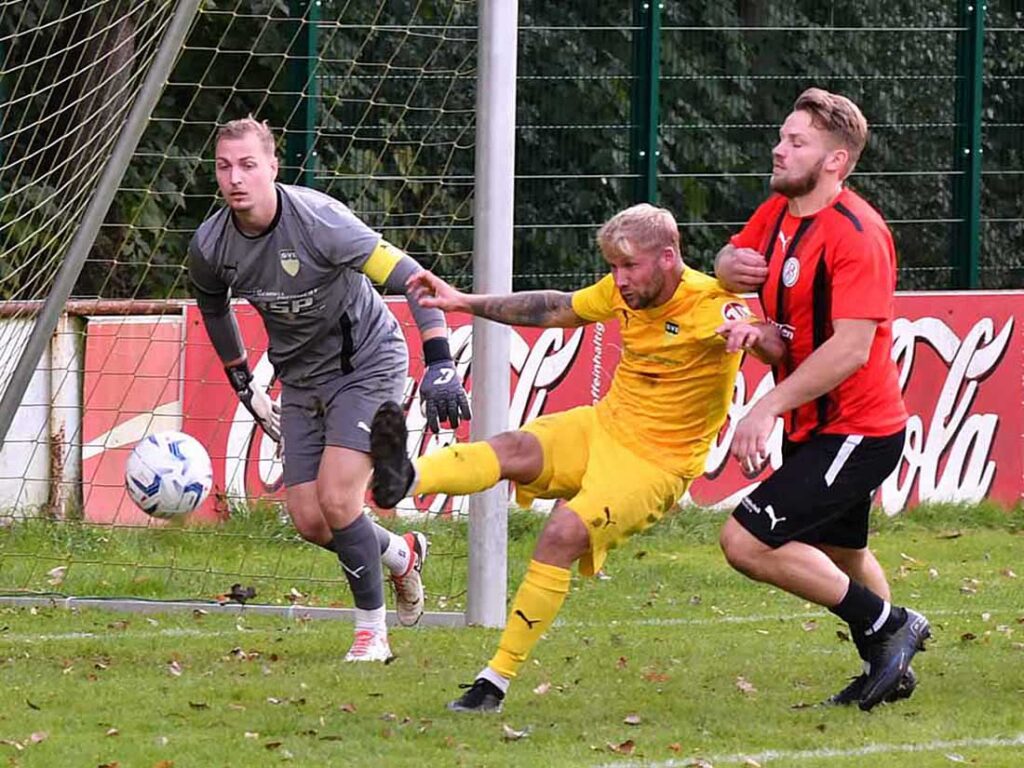 Franko Milbradt (SVE Comet Kiel) klärt vor Lennard Reinke (Probsteier SG). Im Hintergrund Keeper Lukas Losch. © 2024 Jörg Moritz