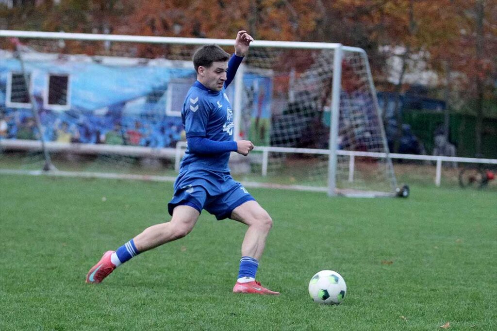 Mika Stegmaier (TSV Plön) machte zusammen mit Jakob Reimansteiner das Mittelfeld-Zentrum sehr gut zu. © 2025 Ismail Yesilyurt Mika Stegmaier (TSV Plön) verwandelte nach der Pause per Elfer zum 2-2- © 2025 Ismail Yesilyurt