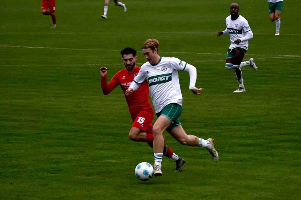 Meiko Werner (PSV) im Laufduell mit Raghib Hasan (TSB). © 2024 Olaf Wegerich Meiko Werner (PSV) im Laufduell mit Raghib Hasan (TSB). © 2024 Olaf Wegerich