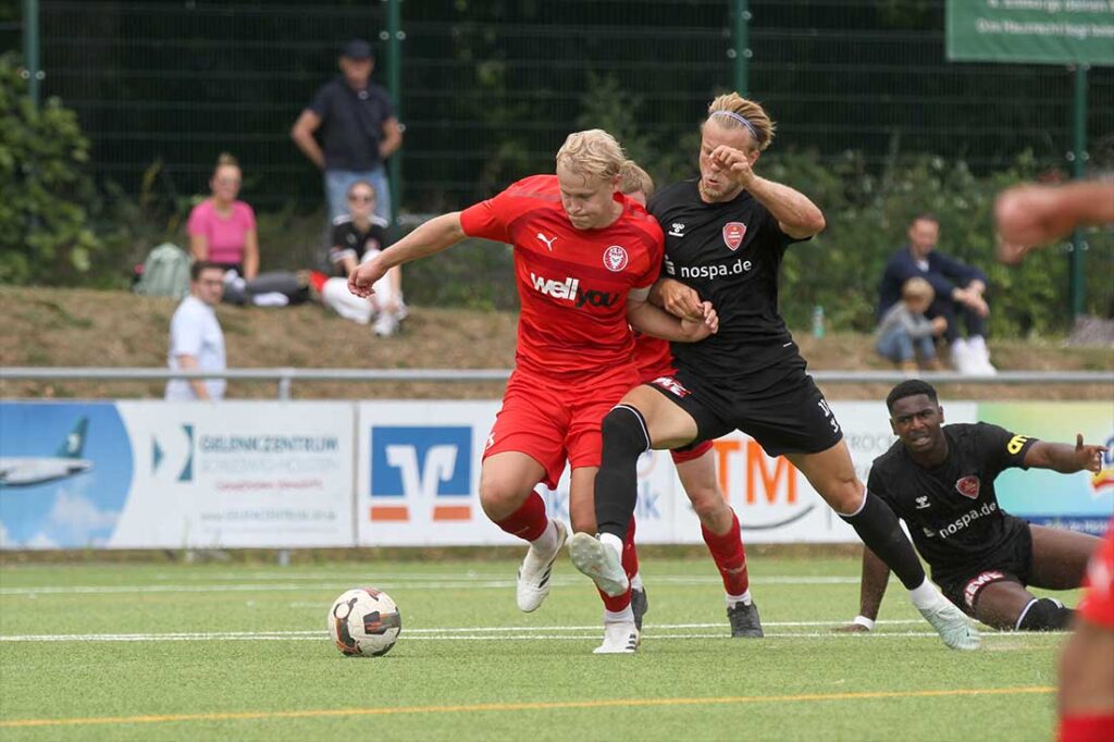 Ove Witt (Kilia Kiel), bester Spieler auf dem Platz, behauptet den Ball gegen Torjäger Rasmus Tobinski (SC Weiche Flensburg 08). © 2026 Ismail Yesilyurt