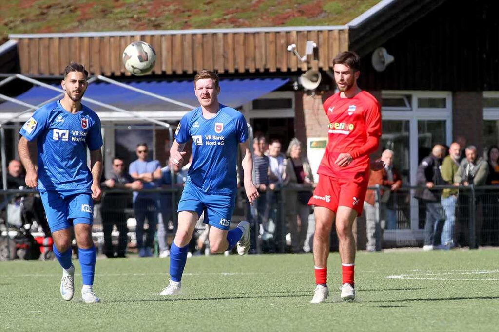 Batuhan Ibrahimoglu (re., Inter Türkspor Kiel) belegt im System von Trainer Abdul Yilmaz eine wichtige Position. © 2025 Ismail Yesilyurt