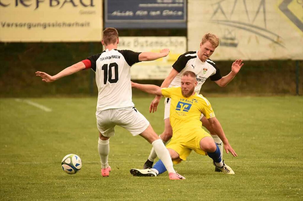Maximilian Ecke (Osterrönfelder TSV) im Dreikampf mit Nick Rixen (10) und Malte Kallenbach (TSV Kronshagen). © 2025 Olaf Wegerich
