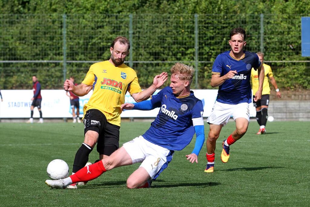 Finn Wirlmann (Holstein Kiel II) klärt resolut gegen Jan-Marc Schneider (SV Todesfelde). © 2025 Ismail Yesilyurt Finn Wirlmann (Holstein Kiel II) klärt resolut gegen Jan-Marc Schneider (SV Todesfelde). © 2025 Ismail Yesilyurt