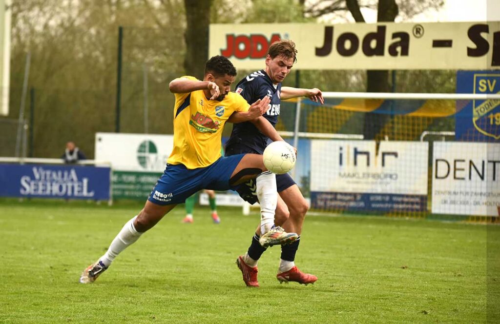 Noah Awuku (SV Todesfelde) gegen Andre Wallenborn (Eintracht Norderstedt). © 2025 Olaf Wegerich Noah Awuku (SV Todesfelde) gegen Andre Wallenborn (Eintracht Norderstedt). © 2025 Olaf Wegerich
