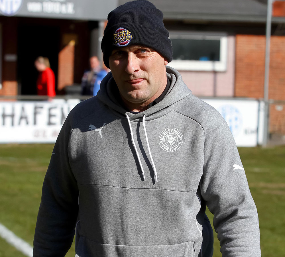 Gibt es ein Spiel zum Zungeschnalzen. Bei Holstein-Coach Bernd Begunk herrscht schone eine große Vorfreude auf das Finale im Landespokal. © Ismail Yesilyurt