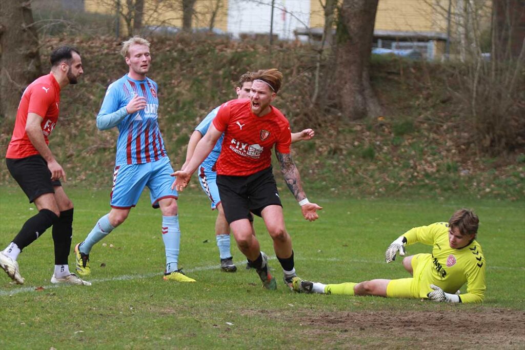 Große Freude bei Leon Lembke (Rot-Schwarz Kiel) nach seinem 1:0 gegen Weiche II. © 2026 Ismail Yesilyurt Große Freude bei Leon Lembke (Rot-Schwarz Kiel) nach seinem 1:0 gegen Weiche II. © 2026 Ismail Yesilyurt