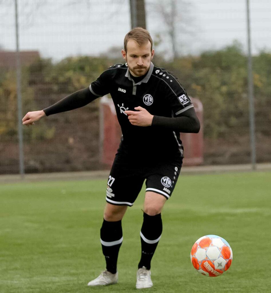 Kevin Kirchner unterstützte den VfR Laboe von der Bank aus als verlängerter Arm vom aktiven Matthias Schnoor.