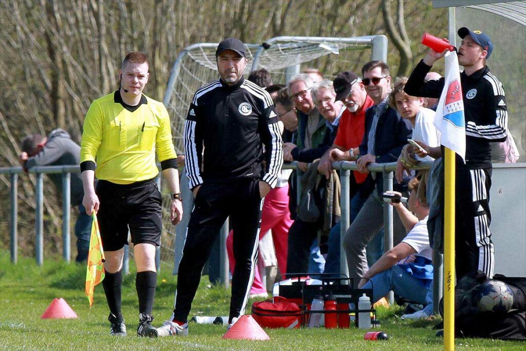 Der am Saisonende ausscheidende Coach Christian Schössler (Gettorfer SC) kann nach einem Tief in den letzten Spielen positiv nach vorne schauen. © 2023 Ismail Yesilyurt