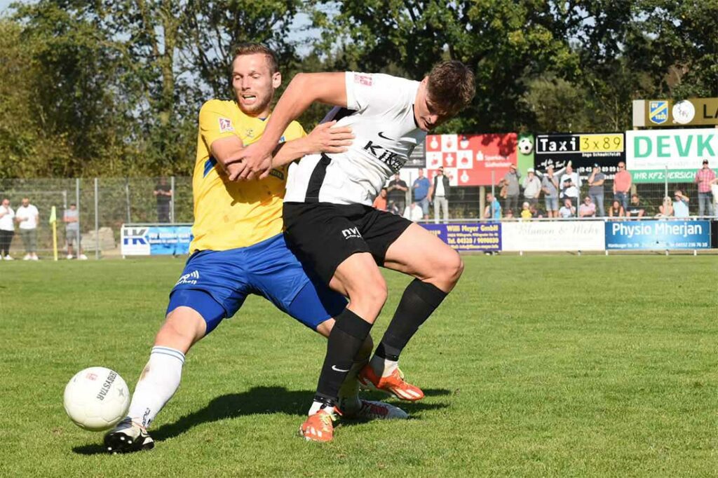 Moritz Achtenberg (SV Todesfelde) gegen Marek Janssen (Meppen). © 2024 Olaf Wegerich Moritz Achtenberg (SV Todesfelde) gegen Marek Janssen (Meppen). © 2024 Olaf Wegerich