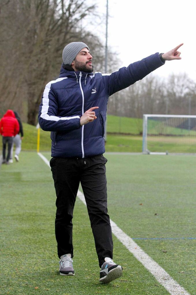 Onur Cokgez zeigt an, wie die Linie in den letzten Spielen auf der Skala aussehen soll. Onur Cokgez zeigt an, wie die Linie in den letzten Spielen auf der Skala aussehen soll.