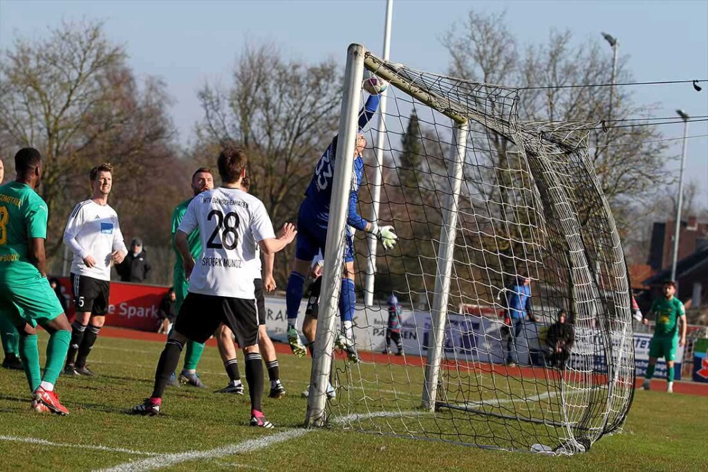 Über Keeper Marc-Phillip Ross (MTV Dänischenhagen) senkt sich der Eckball von Maurice Knutzen (SVE Comet Kiel) zum 2:0. © 2025 Ismail Yseilyurt