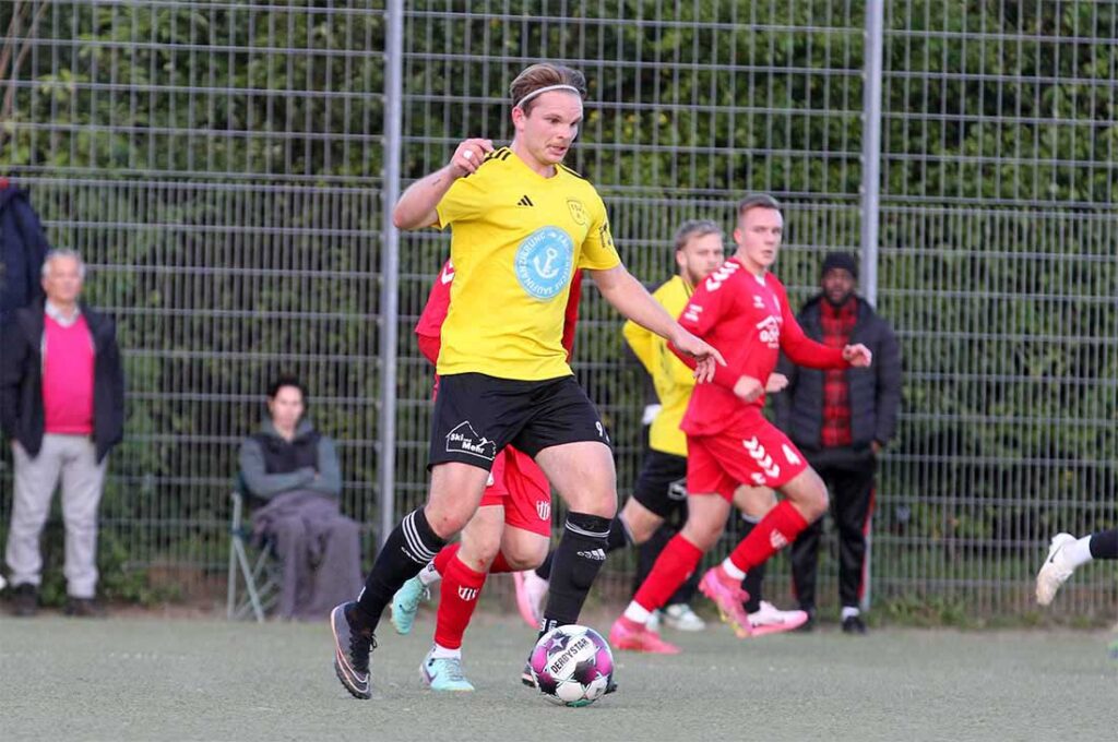 Doppeltorschütze Jonas Schäfer (TSV Altenholz) ist viel unterwegs. © 2024 Ismail Yesilyurt Doppeltorschütze Jonas Schäfer (TSV Altenholz) ist viel unterwegs. © 2024 Ismail Yesilyurt