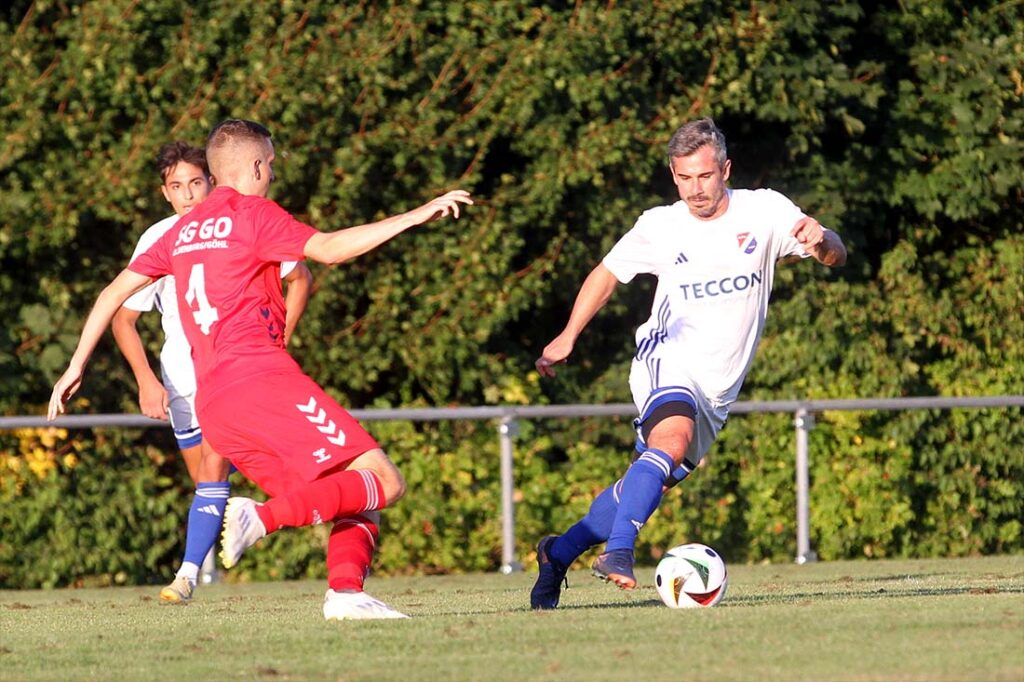 Spielertrainer Lars Brunner (SG Oldenburg/Göhl) versucht, Fin Bartels zu stoppen. © 2025 Ismail Yesilyurt Spielertrainer Lars Brunner (SG Oldenburg-Göhl) versucht, Fin Bartels zu stoppen. © 2025 Ismail Yesilyurt