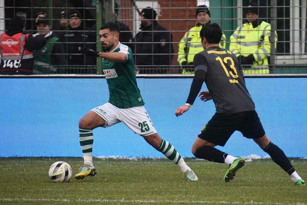 Tarik Gözüsirin (li., VfB Lübeck) setzte in der Offensive mit Zuspielen und Torchancen viele Akzente. © 2023 Olaf Wegerich