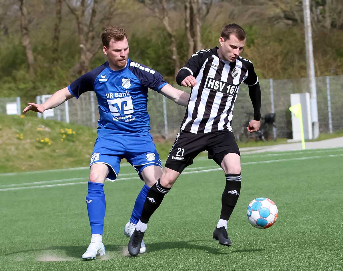 Timo Klug (TuS Jevenstedt) versucht Yannick Meenken (Heikendorfer SV) den Ball abzujagen. Timo Klug (TuS Jevenstedt) versucht Yannick Meenken (Heikendorfer SV) den Ball abzujagen. © Ismail Yesilyurt