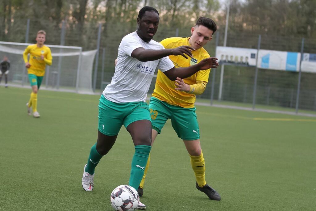 Klausdorfs Goalgetter Moshood Adesanya (12 Tore), der hier von Tim Markwardt (Comet Kiel) gestellt wird, war sehr aktiv unterwegs. © Ismail Yesilyurt