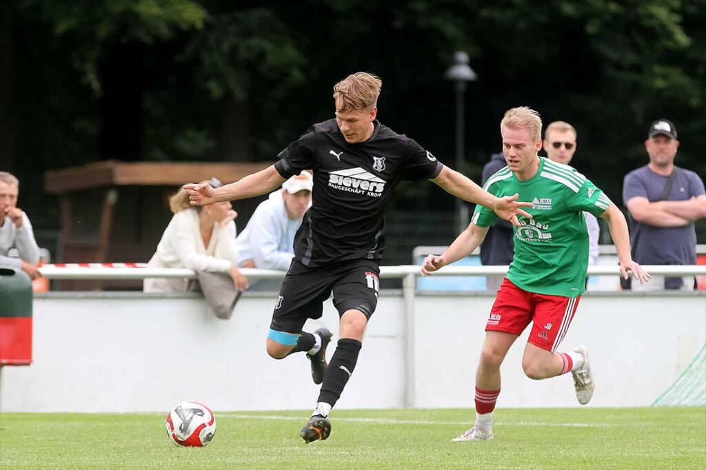 Leon Apitz (li., Eckernförder SV) trifft eneut. Zur wichtigen 1:0-Führung. © 2025 Ismail Yesilyurt Leon Apitz (li., Eckernförder SV) ist zweifacher Torschütze in Lindholm. © 2025 Ismail Yesilyurt