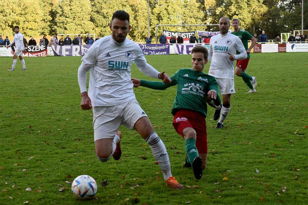 Thies Kochanski (re., MTSV Hohenwestedt), gegen Geart Latifi beim 3:3 gegen den VfR Neumünster, trifft fast immer gegen den Gettorfer SC. © 2022 Olaf Wegerich