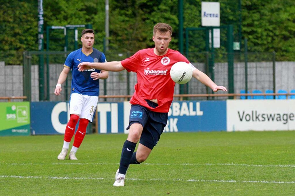 Das Trikot von Lasse Petersen (TSV Nordmark Satrup) ist gekennzeichnet vom Kampf gegen den Favoriten Holstein Kiel II. © 2026 Ismail Yesilyurt