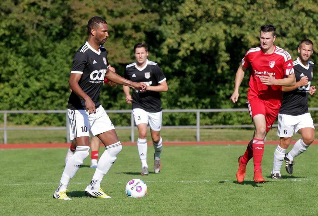 Familienzusammenführung beim MTV Dänischenhagen - Stephan Wendt (am Ball) durfte wieder mit seinem Bruder Kevin spielen. © 2023 Ismail Yesilyurt 