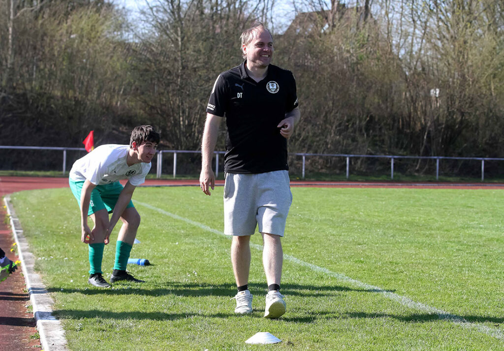 Cheftrainer Dennis Trociewicz (TSV Klausdorf ) darf bald wohl das Saisonende genießen. © 2025 Ismail Yesilyurt Cheftrainer Dennis Trociewicz (TSV Klausdorf ) darf bald wohl das Saisonende genießen. © 2025 Ismail Yesilyurt