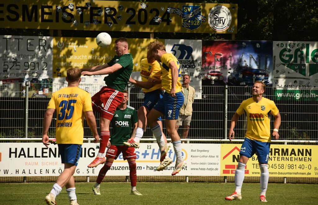Lucca Ubben (MTSV) im Kopfballduell mit Tyler Körting (Todesfelde). © 2025 Olaf Wegerich Lucca Ubben (MTSV) im Kopfballduell mit Tyler Körting (Todesfelde). © 2025 Olaf Wegerich