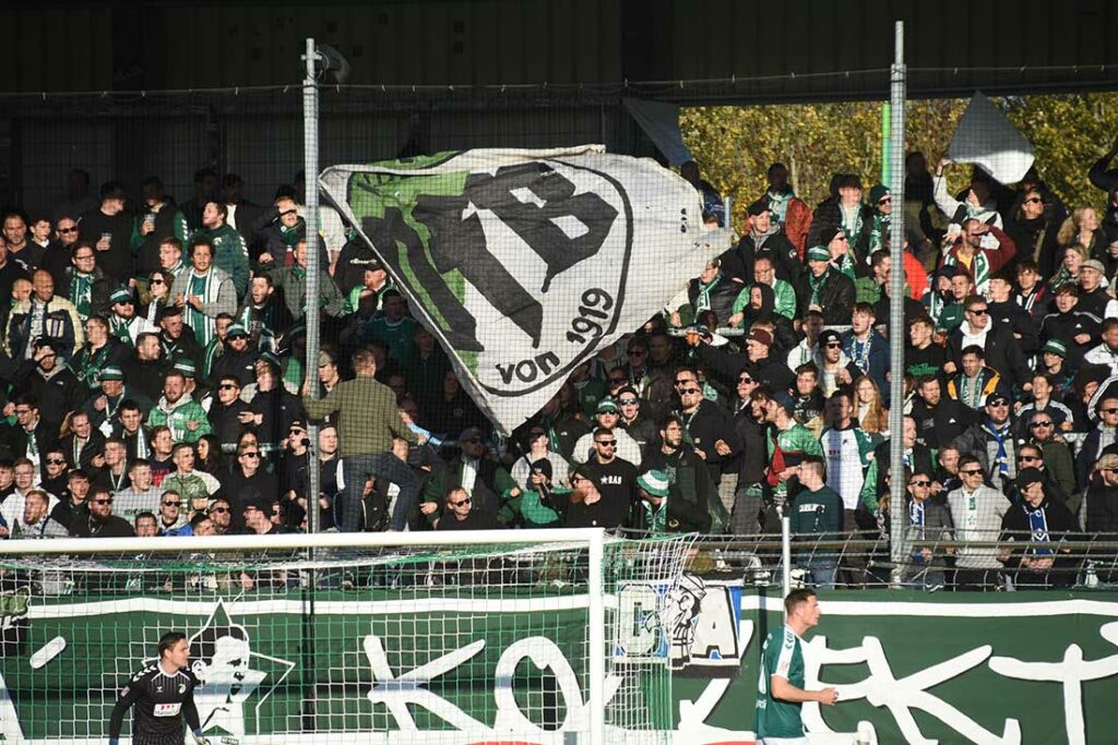 Die Fans der Grün-Weißen sind wie immer lautstark dabei, ihre Mannschaft zu unterstützen. © 2022 Olaf Wegerich