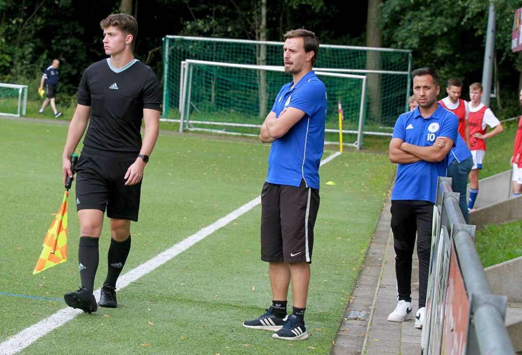 Kevin Wölk (mitte) ist aktuell auf einem sehr guten Weg, mit dem Oldenburger SV den Oberliga-Klassenerhalt zu realisieren. © 2023 Ismail Yesilyurt