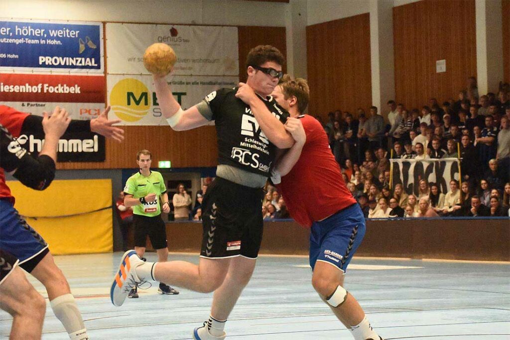 A-Jugendspieler Max Dau (HSG Eider Harde) erhielt viel Lob für seinen Sprung ins kalte Wasser. Quelle: Olaf Wegerich
