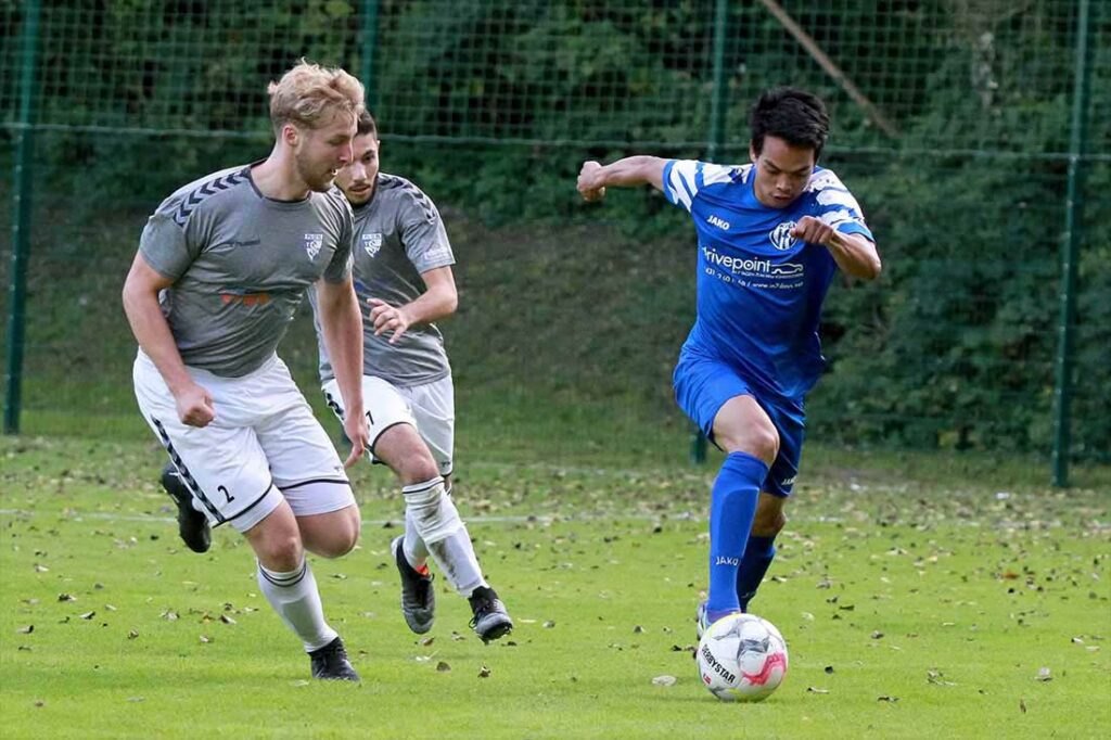 Tanathorn Rermsoognern (re., VfB Kiel), gegen Philipp Haye (TSV Plön) erzielt das Zwischenergebnis zum Ausgleich. © 2023 Ismail Yesilyurt