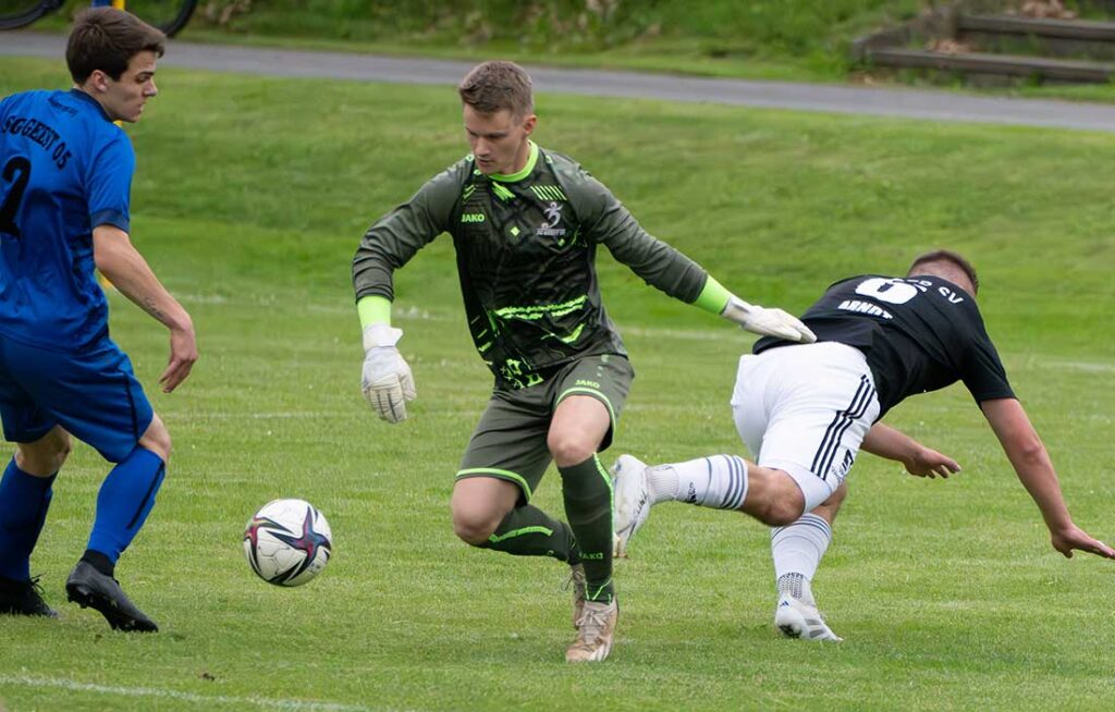 Keeper Ricco Wilkens (Geest 05) hat vor Fabian Arndt (Heider SV) geklärt. © 2025 Volker Schlichting Keeper Ricco Wilkens (Geest 05) hat vor Fabian Arndt (Heider SV) geklärt. © 2025 Volker Schlichting