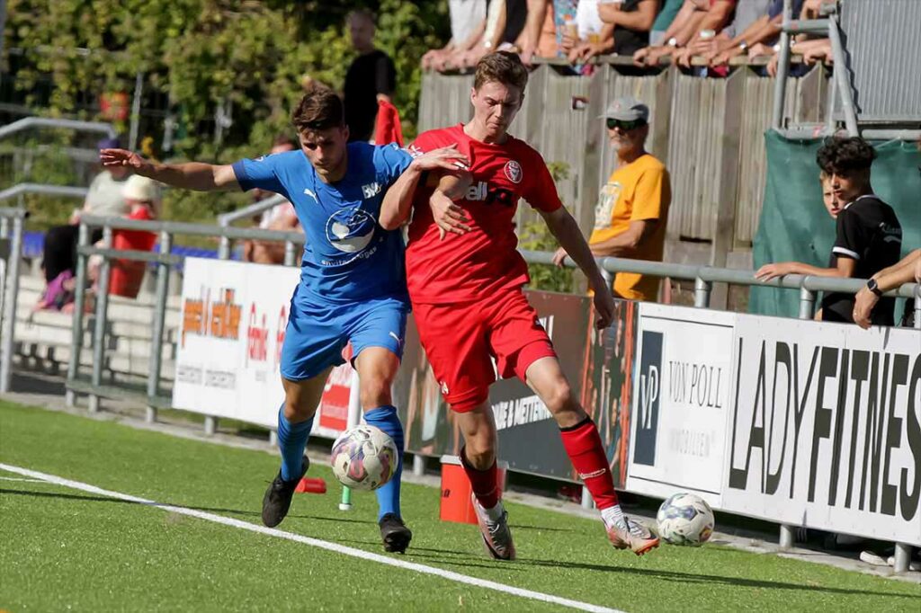 Marvin Müller (re., Kilia Kiel) versucht, sich gegen Sandro Heskamp (BW Lohne) durchzusetzen. © 2023 Ismail Yesilyurt