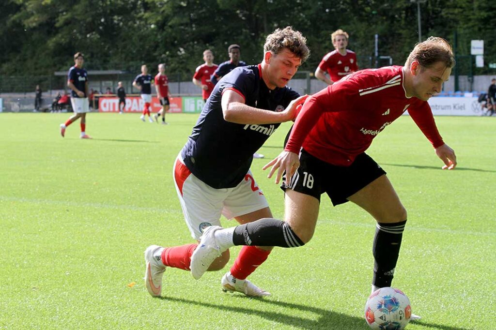 Ben Mügge (Kaltenkirchener TS) schirmt den Ball vor Kian Tack (Holstein Kiel II) ab. © 2026 Ismail Yesilyurt Ben Mügge (Kaltenkirchener TS) schirmt den Ball vor Kian Tack (Holstein Kiel II) ab. © 2026 Ismail Yesilyurt