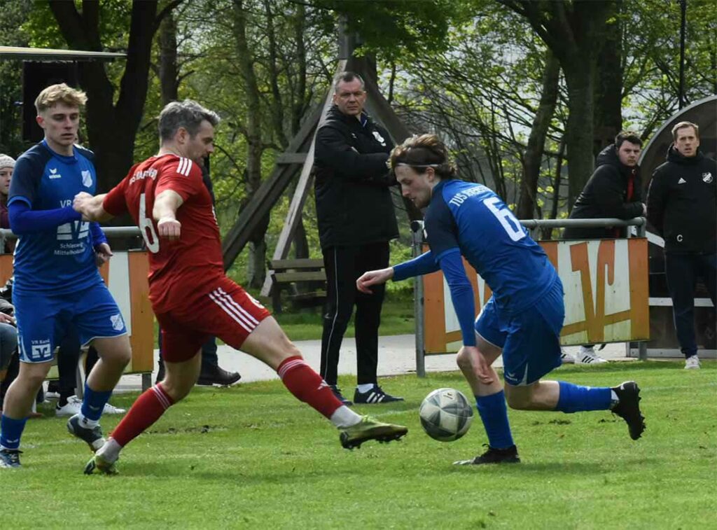 Jan-Andre Sievers (li., Hartenholm) gegen Louis Ranck (Jevenstedt). © 2024 Olaf Wegerich