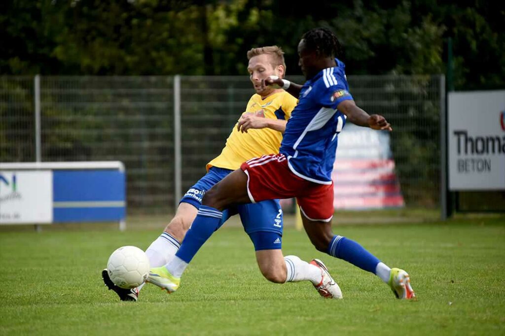 Moritz Achtenberg (SV Todesfelde) gegen Michael Igwe (re., Emden). © 2024 Olaf Wegerich Moritz Achtenberg (SV Todesfelde) gegen Michael Igwe (re., Emden). © 2024 Olaf Wegerich
