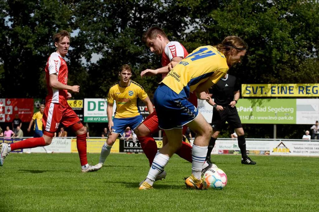 Philipp Spohn (TSV Bordesholm) gegen Felix Möller (re., SV Todesfelde), der als Joker 2 Tore erzielte. © 2023 Olaf Wegerich