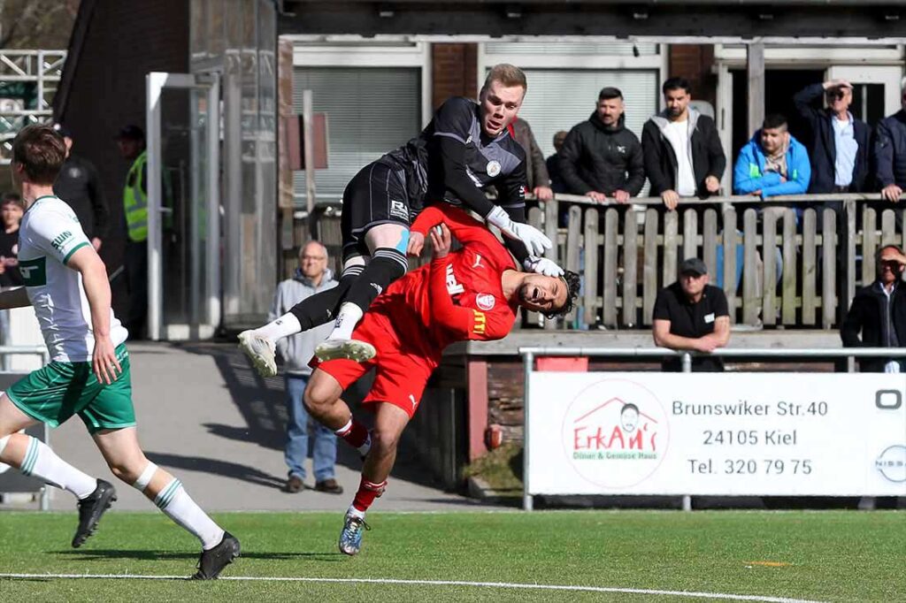 Nach diesem Foulspiel von Torben Franzenburg (PSV Neumünster) an Devran Boztepe (Kilia Kiel) gibt es die Rote Karrte. © 2025 Ismail Yesilyurt