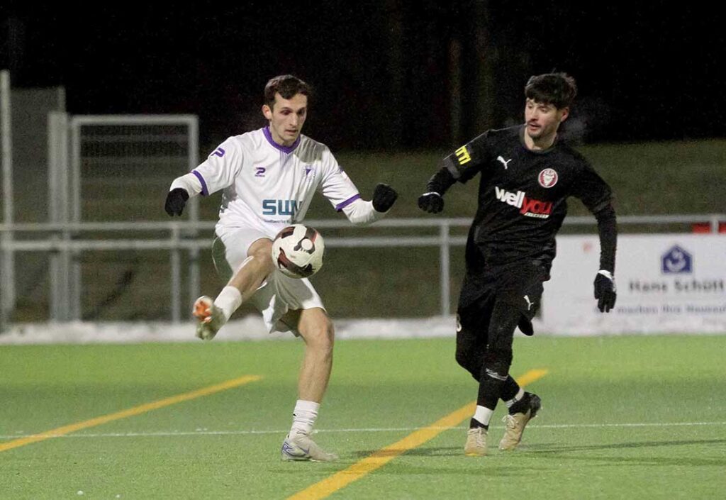 Emanoel Bushaj (VfR Neumünster), hier im testspiel vor 2 Wochen gegen Tom Baller (re., Kilia Kiel), kam in der 2. Hälfte zum Einsatz. © 2025 Ismail Yesilyurt