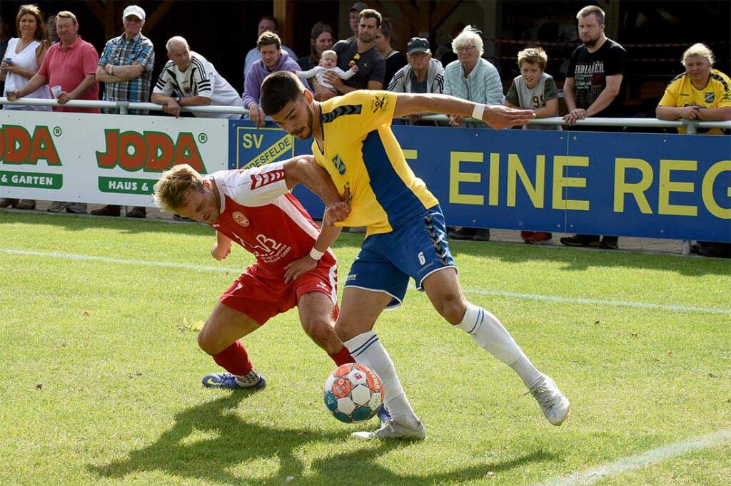 Jasper Bandholt (li., Bordesholm) und Nikos Wolf (SV Todesfelde) lassen im Zweikampf nicht locker. Quelle: Olaf Wegerich