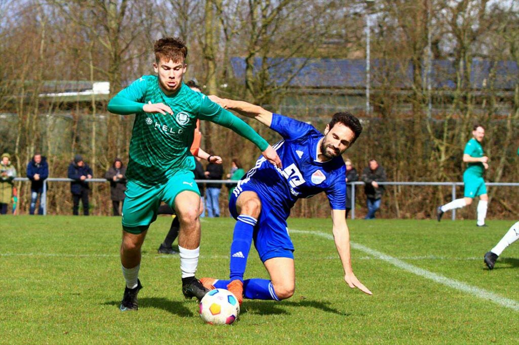 Luca Senger (li., TSV Klausdorf) gegen den kampfstarken Nedim Hasanbegovic (SpVg Eidertal Molfsee). © 2024 Ismail Yesilyurt