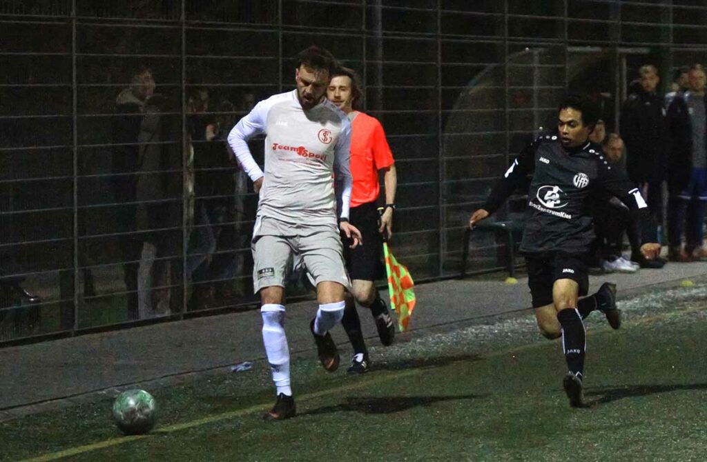 Stellungsicher in der Abwehr - Haris Osmanovic (li., Schönkirchen) läuft dem schnellen Tanathorn Rermsoognern (VfB Kiel) im Punktspiel den Ball ab. © 2023 Ismail Yesilyurt