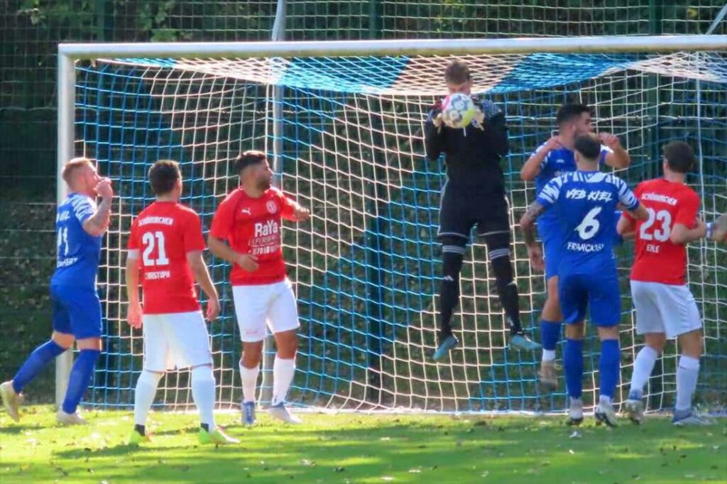 Schönkirchens Keeper Lukas Hoop hat keine Probleme, diesen Ball des VfB Kiel abzufangen. © 2023 Tobias Möhle Schönkirchens Keeper Lukas Hoop hat keine Probleme, diesen Ball des VfB Kiel abzufangen. © 2023 Tobias Möhle
