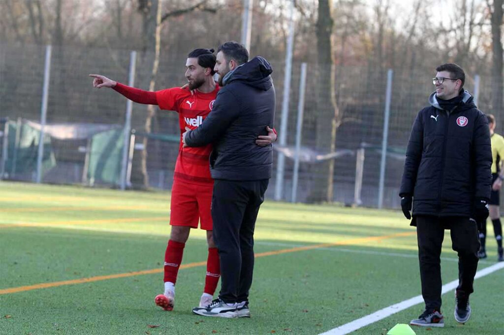 Berat Ayyildiz (Kilia Kiel) holt sich von Coach Nicola Soranno sein Lob ab für den Asist zum 2:0. @ 2024 Ismail Yesilyurt