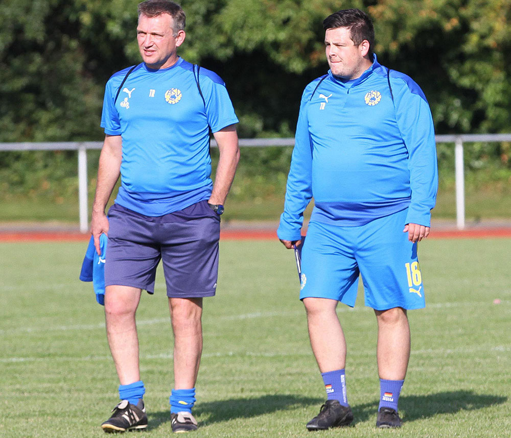 Jürgen Muus (li.) und Co-Trainer Maik Hüttinger gingen kurz nach dem Start in die Rückrunde. Jürgen Muus (li.) und Co-Trainer Maik Hüttinger erwartet in der Verbandsliga Ost eine knifflige Aufgabe. © Ismail Yesilyurt
