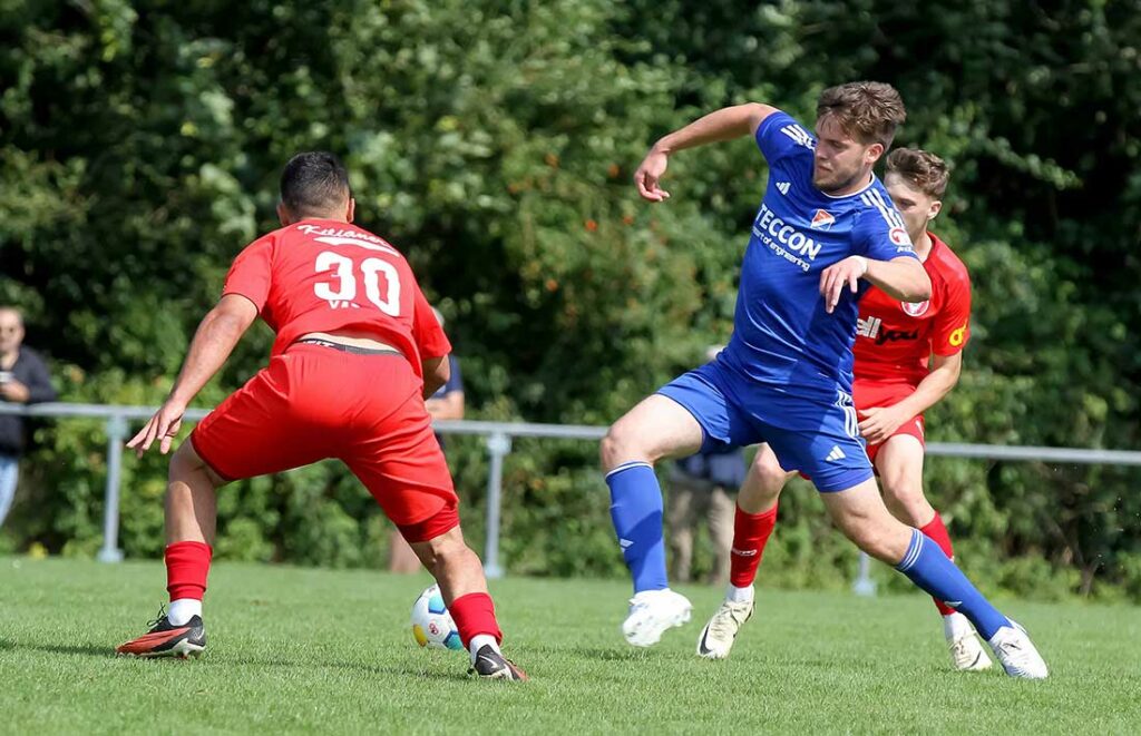 Livius Höckendorffs (in blau, SpVg Eidertal Molfsee) 2:0 weckt den TSV Klausdorf auf. © 2024 Ismail Yesilyurt Livius Höckendorffs (in blau, SpVg Eidertal Molfsee) 2:0 weckt den TSV Klausdorf auf. © 2024 Ismail Yesilyurt