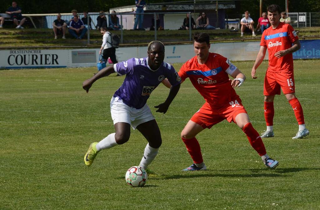 Ola Adesanya (VfR Neumünster) gegen Malte Petersen (Holstein Kiel II). © 2026 Olaf Wegerich Ola Adesanya (VfR Neumünster) gegen Malte Petersen (Holstein Kiel II). © 2026 Olaf Wegerich