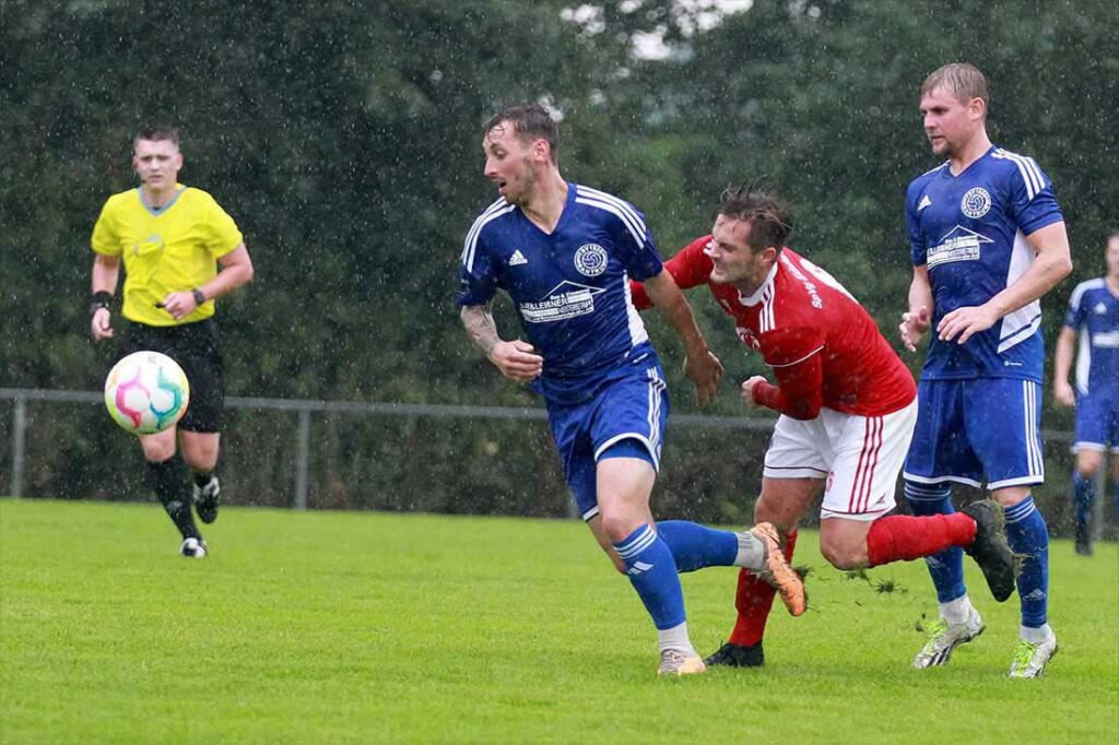 Damian Krause (li., TSV Rantrum) stand fast immer zur rechten Zeit am rechten Fleck beim 4:1 gegen Friedrichsberg. © 2023 Ismail Yesilyurt